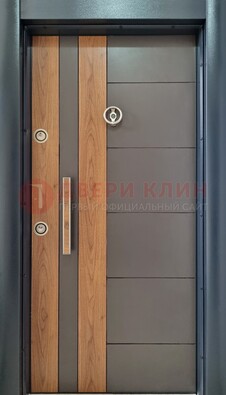 Коричневая входная дверь c МДФ панелью ЧД-01 в частный дом в Павловском Посаде