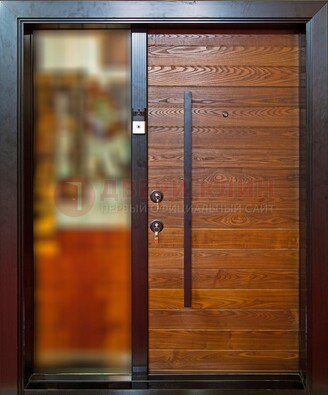 Коричневая входная дверь c МДФ панелью и стеклом ЧД-38 в частный дом в Павловском Посаде