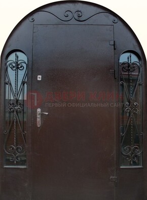 Арочная дверь со стеклом и ковкой ДА-16 под старину в Павловском Посаде