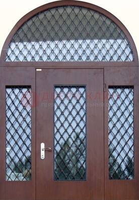 Крепкая стальная арочная дверь со стеклом и ковкой ДА-21 в Химках