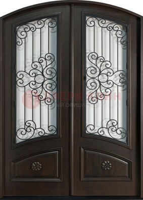 Арочная дверь со стеклом и ковкой ДА-33 в загородный дом в Павловском Посаде