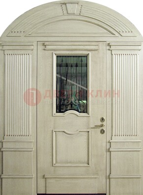Белая входная дверь массив со стеклом и ковкой ДА-49 в Павловском Посаде