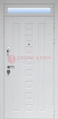 Белая металлическая дверь с фрамугой для коттеджа ДФГ-21 в Павловском Посаде