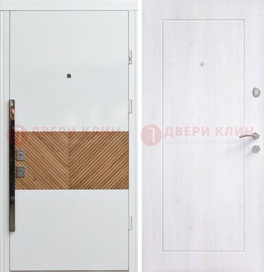Белая железная дверь МДФ горизонтальной вставкой ДМ-265 в Павловском Посаде
