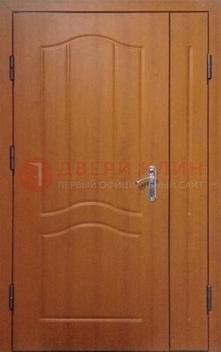 Коричневая двухстворчатая тамбурная дверь с МДФ ДМ-538 в Павловском Посаде