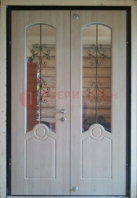 Парадная дверь со стеклянными вставками и ковкой ДПР-23 в деревянный дом в Павловском Посаде