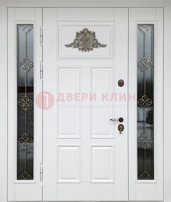 Белая входная парадная дверь со стеклом и ковкой ДПР-92 в Павловском Посаде