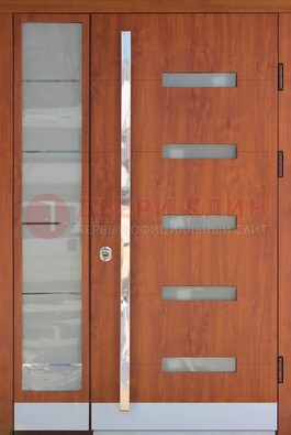 Коричневая металлическая дверь со стеклом ДС-72 в Павловском Посаде