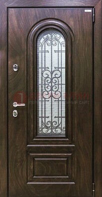 Темная филенчатая железная дверь со стеклом и ковкой ДСК-102 в Павловском Посаде