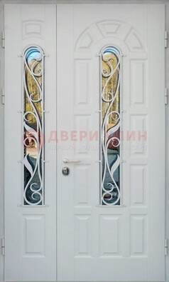 Распашная стальная дверь со стеклом и ковкой в белом цвете ДСК-120 в Павловском Посаде