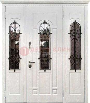 Белая распашная стальная дверь со стеклом и ковкой ДСК-125 в Павловском Посаде