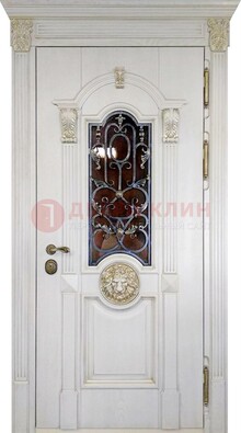 Белая железная дверь со стеклом и ковкой для кирпичного дома ДСК-155 в Павловском Посаде