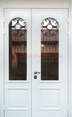 Белая стальная дверь стекло с ковкой и филенкой ДСК-201 в Павловском Посаде