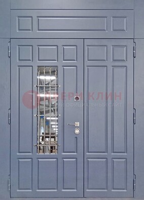 Серая двухстворчатая дверь Винорит со стеклом и ковкой ДСК-234 RAL 7024 в Павловском Посаде