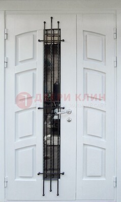 Белая полуторная стальная дверь с массивом для коттеджа ДСК-253 в Павловском Посаде