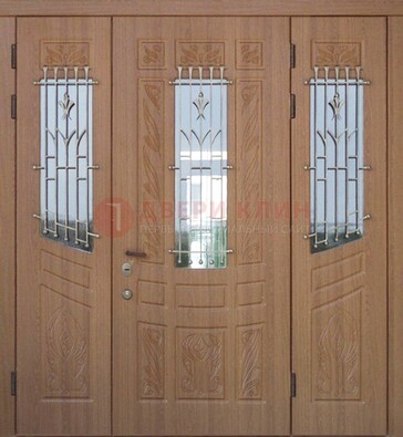 Резная полуторная железная дверь с массивом и стеклом ДСК-254 в Сургуте