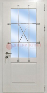 Белая простая железная дверь Винорит со стеклом и ковкой ДСК-257 в Павловском Посаде