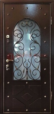 Влагостойкая дверь со стеклом и ковкой с декором ДСК-37 в Павловском Посаде
