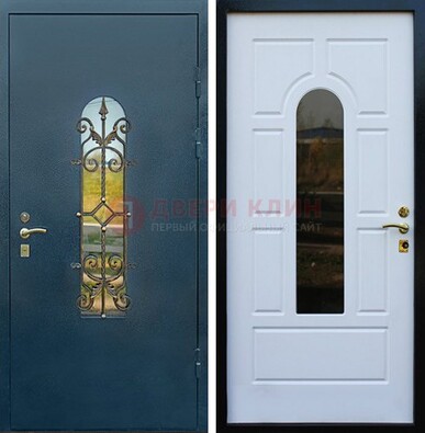 Входная дверь Дверь со стеклом и ковкой ДСК-71 для кирпичного дома в Петрозаводске