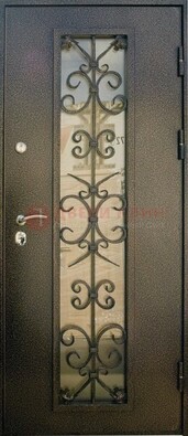 Входная дверь Дверь со стеклом и ковкой черного цвета ДСК-76 для веранды в Павловском Посаде