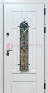 Белая остекленная металлическая дверь с ковкой ДСК-98 в Курске