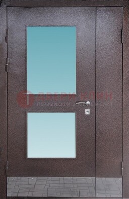 Коричневая тамбурная дверь со стеклянными вставками ДТМ-21 в Павловском Посаде