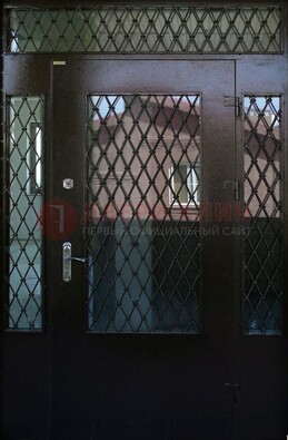 Коричневая тамбурная дверь со стеклянными вставками и ковкой ДТМ-32 в Павловском Посаде