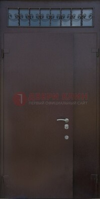 Коричневая тамбурная дверь со стеклянными вставками и ковкой ДТМ-39 в Павловском Посаде