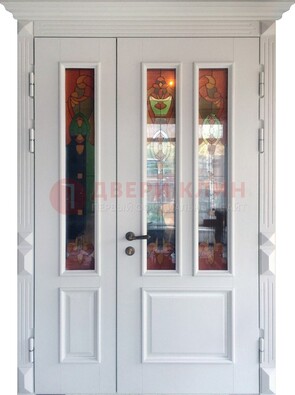 Белая полуторная металлическая дверь с витражом ВЖ-12 в Павловском Посаде