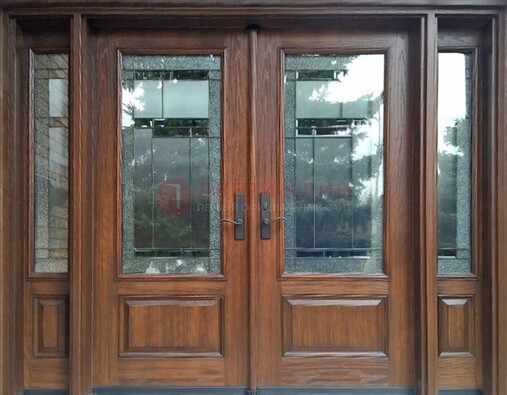 Распашная стальная дверь с массивом с витражом и фрамугами ВЖ-21 в Павловском Посаде
