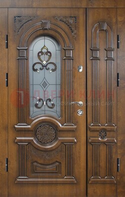 Коричневая двухстворчатая железная дверь с МДФ и витражом ВЖ-32 в Павловском Посаде