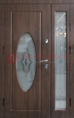 Коричневая двухстворчатая железная дверь с МДФ и витражом ВЖ-33 в Павловском Посаде